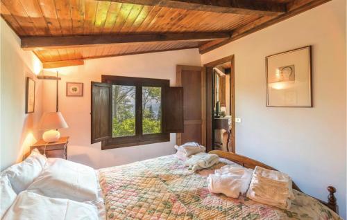 1 dormitorio con cama y ventana en Pagoda, en Corgna