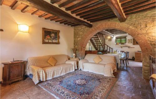 コルトーナにあるCegliolo 2のソファ2つとテーブルのあるリビングルーム