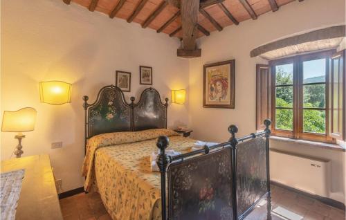a bedroom with a large bed in a room at Cegliolo 2 in Cortona