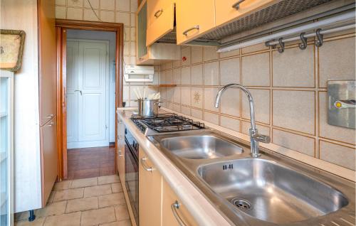 Kuhinja oz. manjša kuhinja v nastanitvi 3 Bedroom Cozy Apartment In Capalbio Scalo