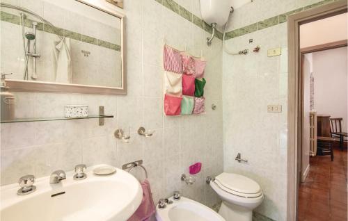 W łazience znajduje się umywalka, toaleta i lustro. w obiekcie Nice Home In Piediluco With Kitchen w mieście Piediluco
