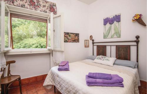 een slaapkamer met een bed met paarse handdoeken erop bij Nice Home In Piediluco With Kitchen in Piediluco