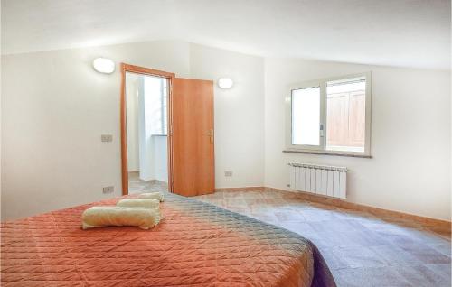sypialnia z dużym łóżkiem i oknem w obiekcie Casa Antonio w mieście Mandra Capreria