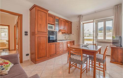 A kitchen or kitchenette at 2 Bedroom Lovely Apartment In Siponto