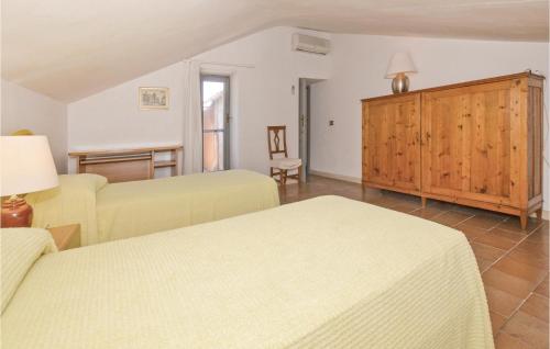 1 dormitorio con 2 camas y armario de madera en Posta, en Santa Marinella