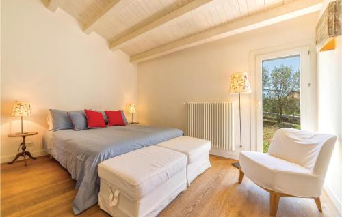 um quarto com uma cama, uma cadeira e uma janela em Nocellara em Alia