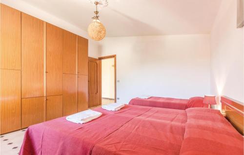 カステッラバーテにあるAlvanelli 6のベッドルーム1室(赤毛布付きの大型ベッド1台付)