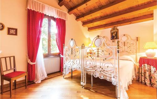 ヴィットリオ・ヴェネトにある3 Bedroom Gorgeous Home In Vittorio Veneto Tvのベッドルーム1室(金属製ベッド1台、窓付)