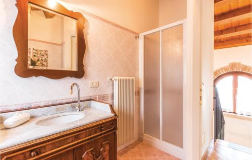 a bathroom with a sink and a shower at 3 Bedroom Gorgeous Home In Vittorio Veneto Tv in Vittorio Veneto