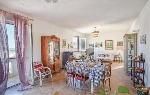 jadalnia ze stołem i krzesłami w obiekcie Casa Brancaleone w mieście Brancaleone Superiore