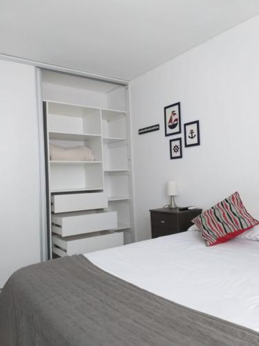 1 dormitorio con cama y estante para libros en Necochea Isor en Godoy Cruz