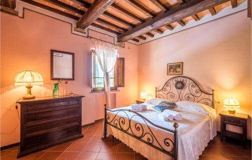 1 dormitorio con 1 cama, vestidor y ventana en Cherubini, en Montaione