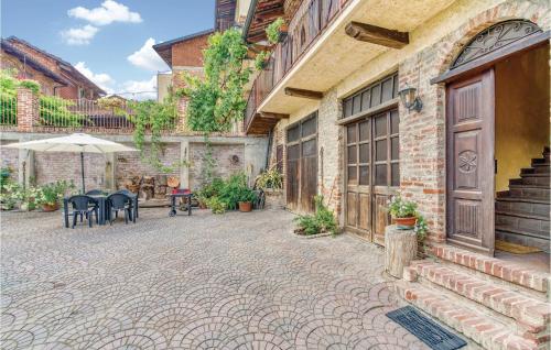 a courtyard with a door and tables and chairs at Camajot in Aramengo