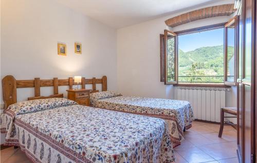 um quarto de hotel com duas camas e uma janela em Il Moro em Villore
