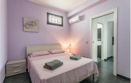 una camera con letto e pareti rosa di Villa Bellavista a Gaggi