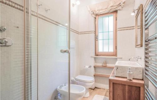 een badkamer met een toilet, een wastafel en een douche bij Casa Lomi in Giampierone