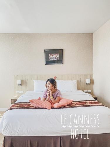 Ένα ή περισσότερα κρεβάτια σε δωμάτιο στο Le Cannes Hotel