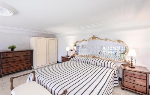 サン・ミケーレ・ディ・パガナにあるOrchideaのベッドルーム1室(大型ベッド1台、ストライプシーツ付)