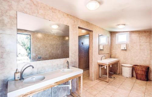 Baño con 2 lavabos y espejo en Stunning Home In Roma With Jacuzzi, en La Storta