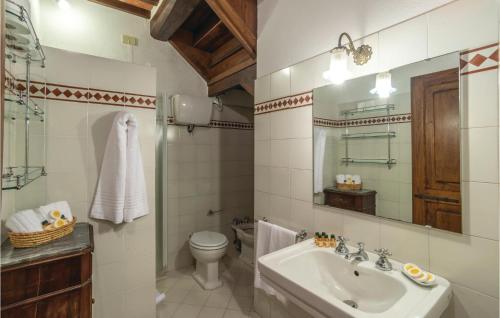 A bathroom at Beautiful Apartment In Cortona Ar With 2 Bedrooms, Wifi And Outdoor Swimming Pool