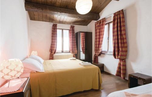 San Lorenzo in CampoにあるCasa Beatriceのベッドルーム1室(黄色いシーツと窓付)