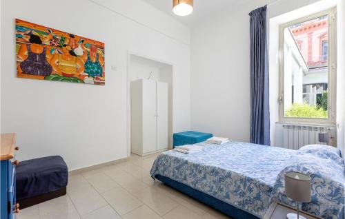 een slaapkamer met een bed en een raam bij Casa Sul Mare in Castellammare di Stabia