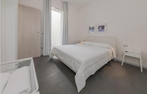 Un dormitorio blanco con una cama grande y una ventana en Stunning Apartment In San Cataldo With Kitchenette, en San Cataldo