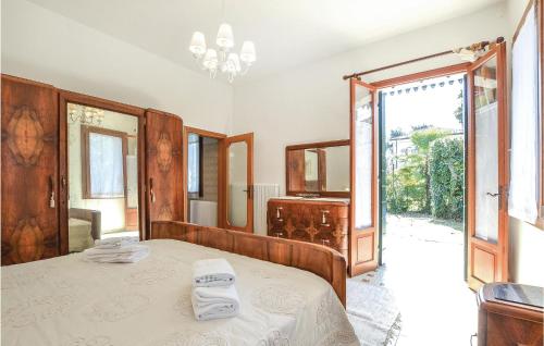 Casa Country Vintage في موليانو فينيتو: غرفة نوم بها سرير ونافذة كبيرة