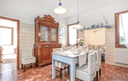 Casa Country Vintage في موليانو فينيتو: غرفة طعام مع طاولة زرقاء وكراسي بيضاء