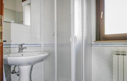 Baño blanco con lavabo y espejo en Bilo 1, en Alba Adriatica