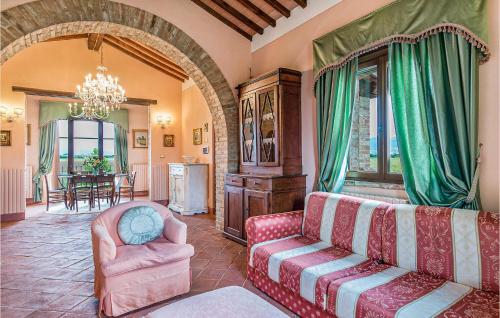 - un salon avec un canapé et une chaise dans l'établissement Tenuta Brancoleta, à Monte San Savino