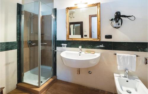 bagno con lavandino e doccia di Beautiful Apartment In Lecce Le With 1 Bedrooms And Wifi a Lecce