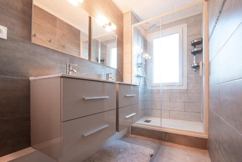 a bathroom with a sink and a shower at Appartement du Vercors - 3 Bedrooms Parking Free Netflix in Fontaine