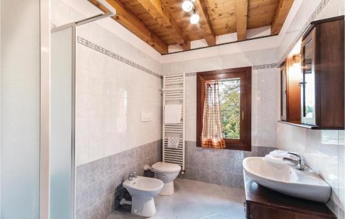 Et badeværelse på Gorgeous Apartment In Sacile -pd- With Kitchen