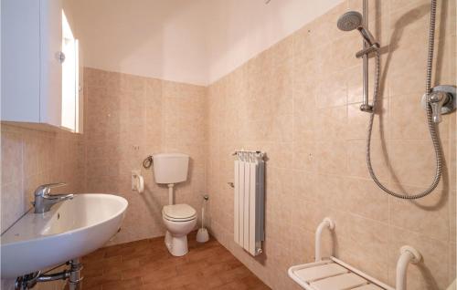 RibollaにあるTenuta Erbaneraのバスルーム(洗面台、トイレ、シャワー付)
