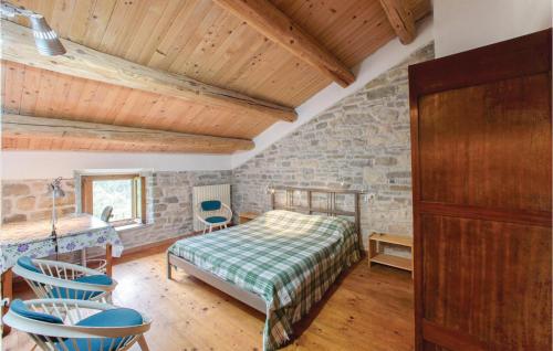 Schlafzimmer mit einem Bett, einem Schreibtisch und Stühlen in der Unterkunft Il Fienile in Badia Tedalda