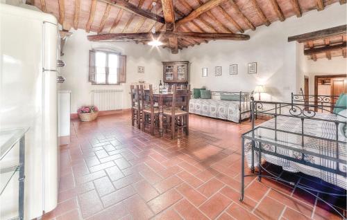 duży salon z drewnianym sufitem w obiekcie Flaminia - Podere Moricci w mieście Montaione
