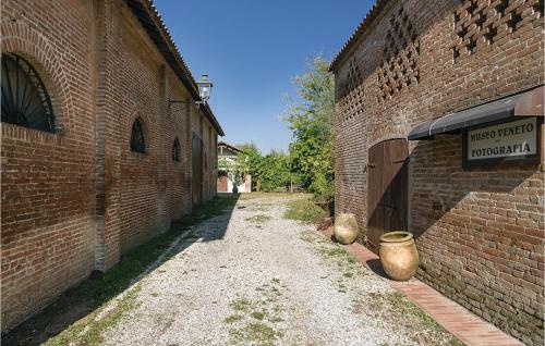 a dirt alley way between two brick buildings at Villa Grimani in Il Rastello