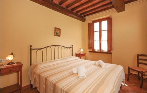 a bedroom with a bed with towels on it at Casale Del Borgo 13 in Querce