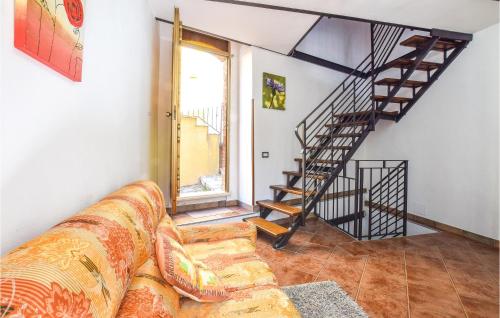salon z kanapą i schodami w obiekcie 2 Bedroom Amazing Home In Tusa w mieście Tusa