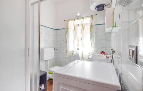 Ett badrum på 2 Bedroom Gorgeous Home In Tusa