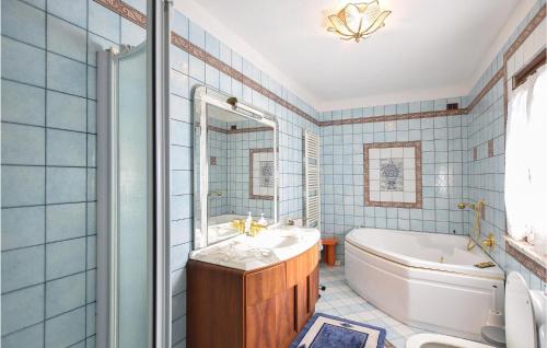 Ένα μπάνιο στο Amazing Home In Luino With 2 Bedrooms