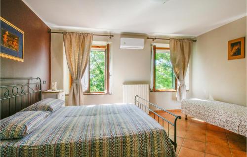 Un pat sau paturi într-o cameră la Lovely Home In Montefiore Conca With Kitchen