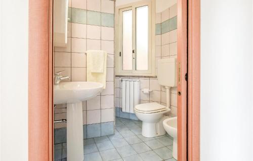 a bathroom with a toilet and a sink at Casa Sardina in Mandra Capreria