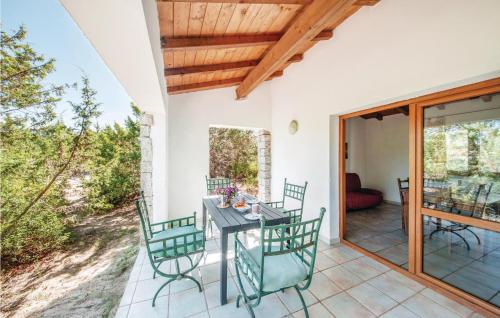 ein Bild einer Terrasse mit einem Tisch und Stühlen in der Unterkunft Mare Dei Ginepri Bilocale in Badesi