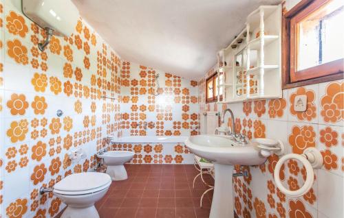 Ένα μπάνιο στο Beautiful Home In San Vito Di Narni Tr With Kitchen