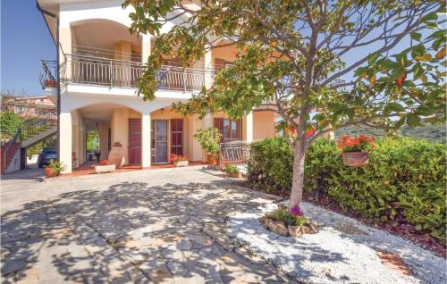 un edificio con un albero di fronte di Villa Gemma a Caramagna Ligure