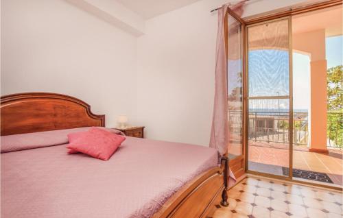 Caramagna LigureにあるVilla Gemmaのベッドルーム1室(ベッド1台、大きな窓付)