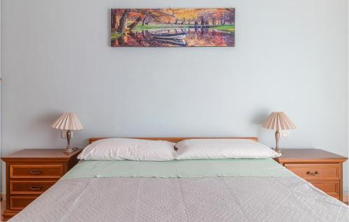 una camera con un letto con due comodini e due lampade di Appartamento Foca a Oleggio Castello