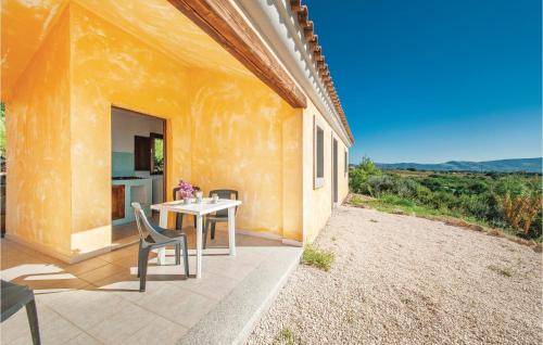 eine Terrasse mit einem Tisch und Stühlen auf einem Haus in der Unterkunft Li Scalitti 2 in Badesi